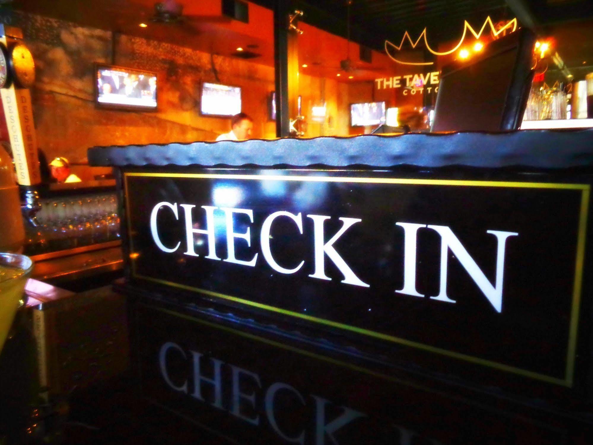 The Tavern Hotel Котънууд Екстериор снимка